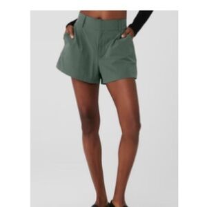 Alo Yoga High Waist Status Short XS Dark Cactus